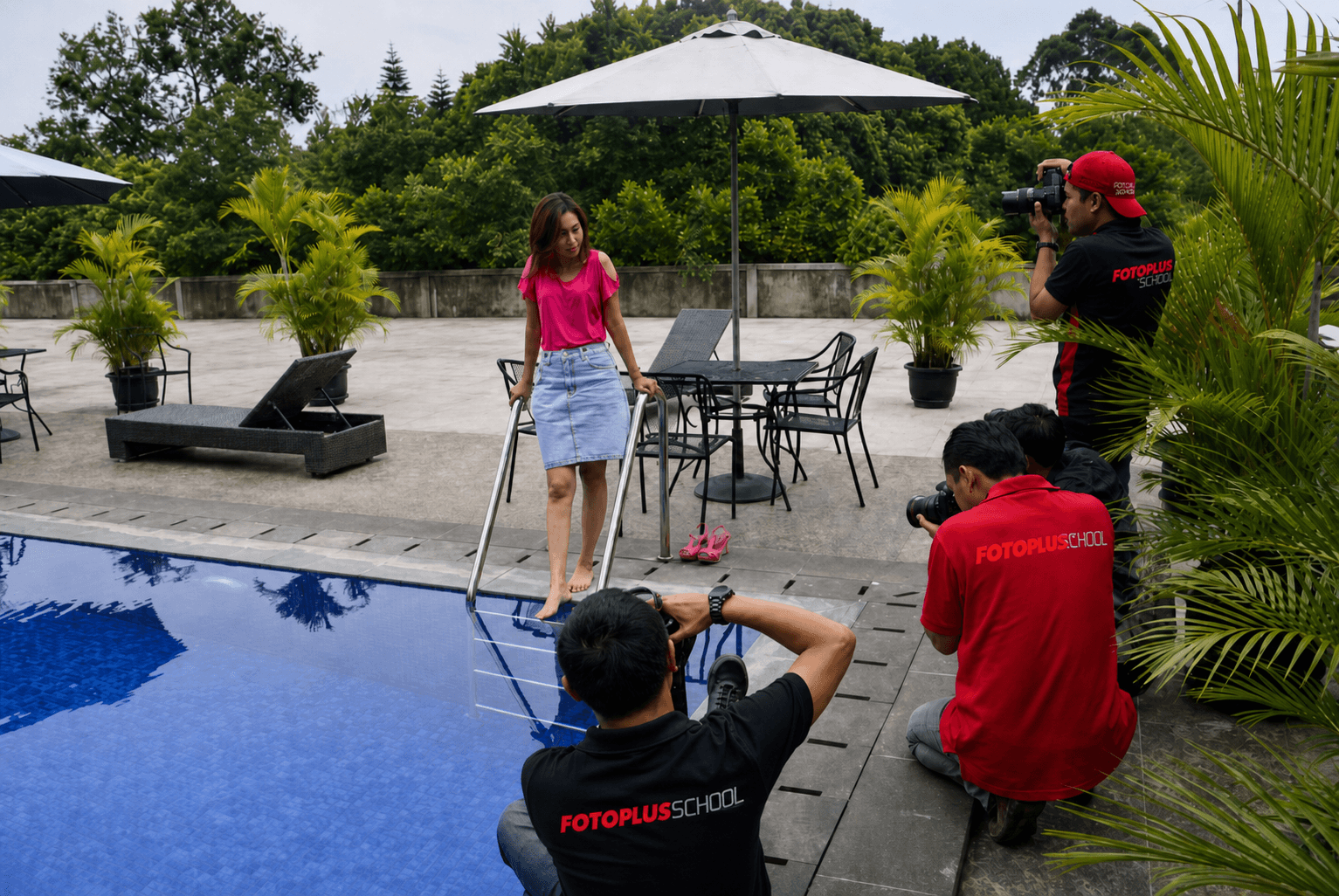 Fotoplus School learning session by the pool